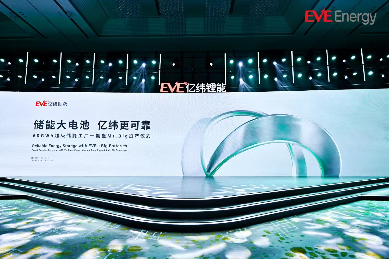 产品摄影拍摄现场，白色背景，明亮自然光，专业灯光设备