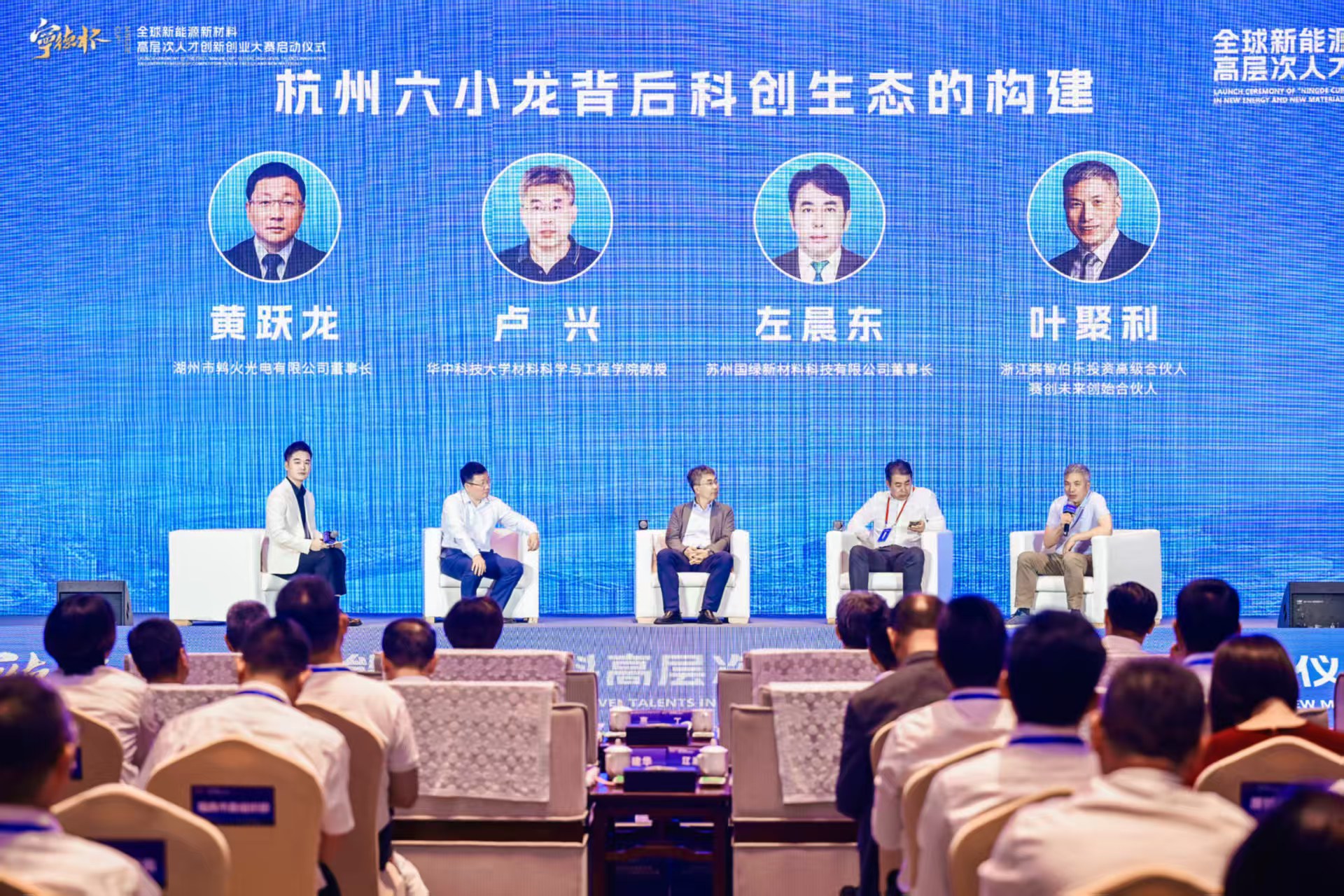 三十岁左右男性摄影师团队，穿黑色工作服，蓝色背景，明亮自然光