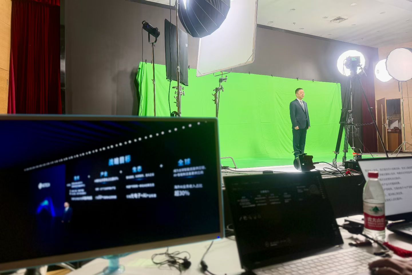 团队成员在会议室讨论项目方案，室内办公环境，明亮自然光，专业设备